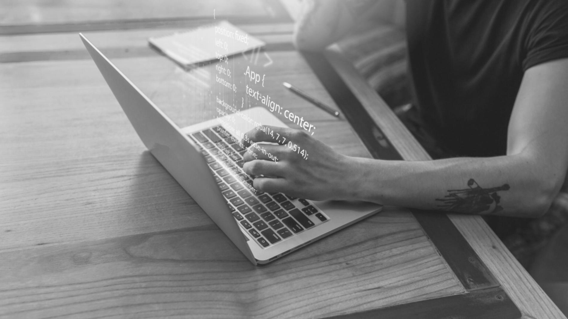 Moderne KI-Monitoring Arbeitsplätze mit mehreren Bildschirmen und Datenvisualisierungen