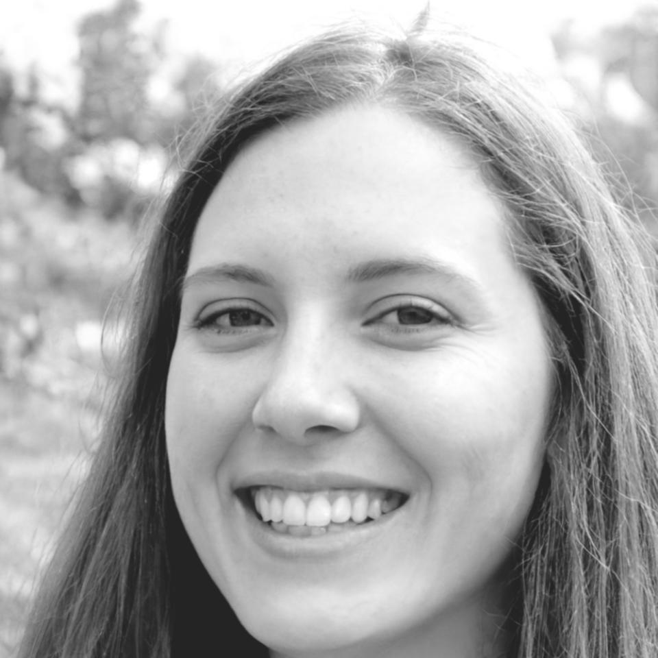 Porträt von Ingrid Schneider, DevOps Expertin für KI-Systeme